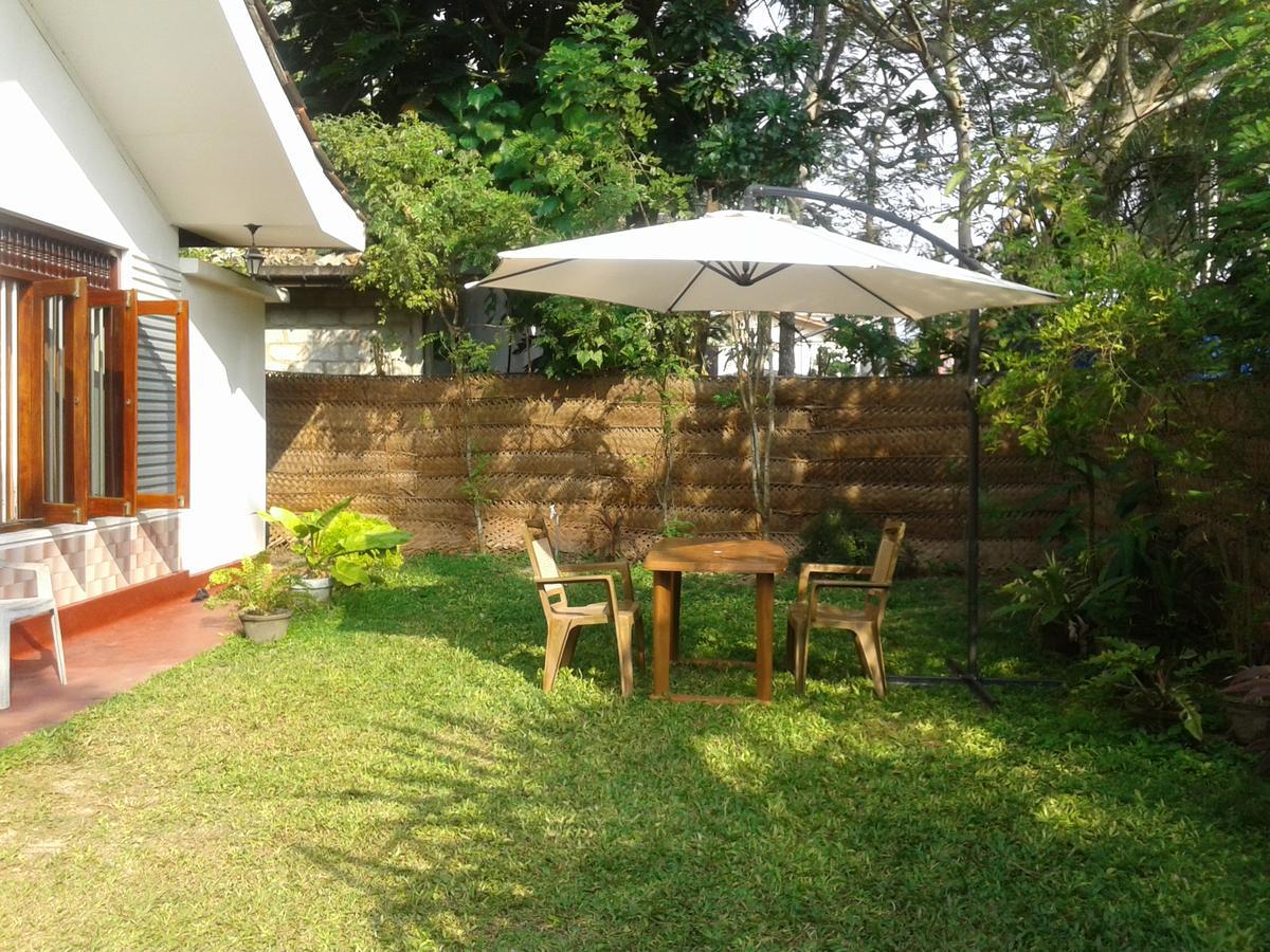 Family Guest House Mirissa Exteriör bild